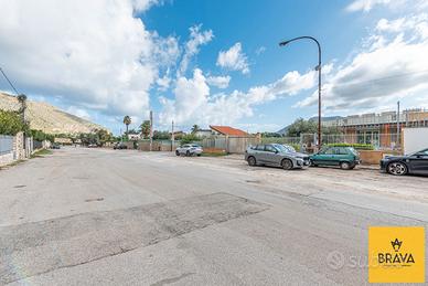 Capannone con spazio esterno in Viale Aiace