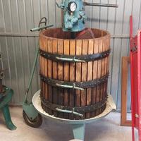 Torchi , raspatrice e tini per vino