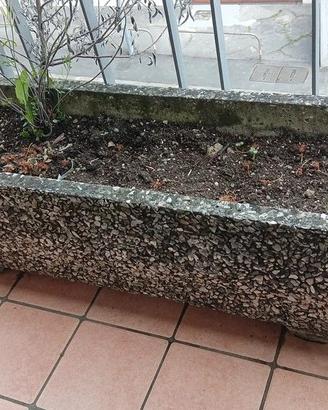 Fioriera in cemento e ghiaia – vintage da balcone/