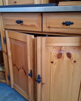 Mobili in legno per cucina e ingress stile rustico