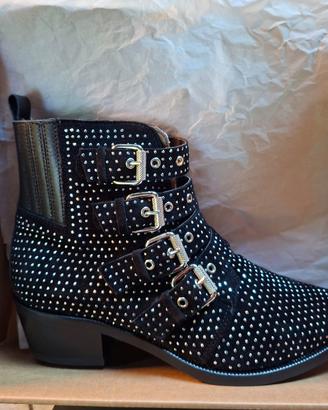 Stivaletto con borchie