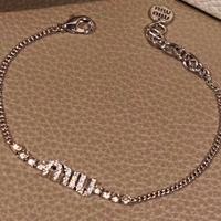 Collana di metallo con logo. Donna d'argento.