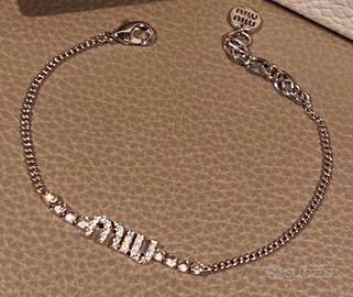 Collana di metallo con logo. Donna d'argento.