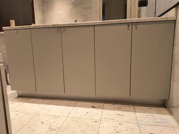 Mobile bagno verde con ripiano in marmo bianco