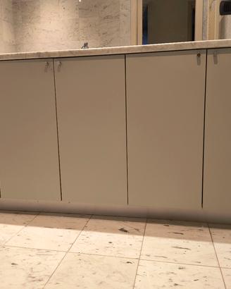 Mobile bagno verde con ripiano in marmo bianco