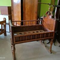 culla a dondolo in legno antica