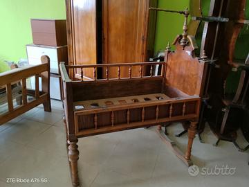 culla a dondolo in legno antica