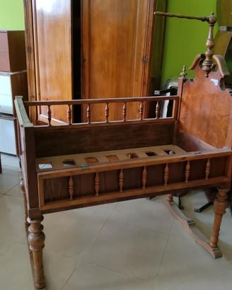 culla a dondolo in legno antica