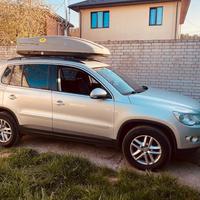 Bagagliaio per auto con staffe di montaggio.