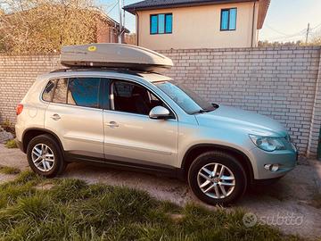 Bagagliaio per auto con staffe di montaggio.