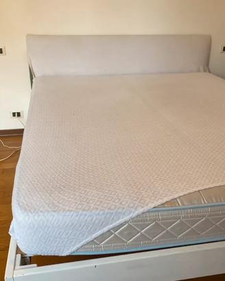 Letto matrimoniale (struttura + materasso)