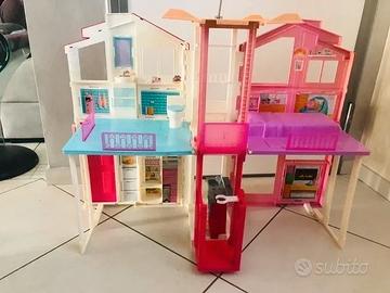Casa delle Barbie a tre piani con ascensore