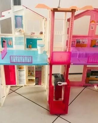 Casa delle Barbie a tre piani con ascensore