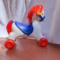 Cavallo cavalcabile con ruote, manubri  gancio