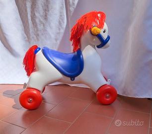 Cavallo cavalcabile con ruote, manubri  gancio