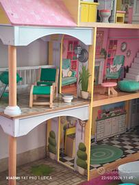 Casa delle bambole in legno a tre piani