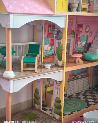 Casa delle bambole in legno a tre piani