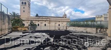 Due appartamenti con piano ammezzato a fiumefreddo