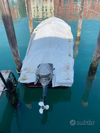 Cofano con motore 25 cv Yamaha