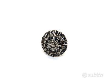 Anello con zaffiri e diamanti, realizzato in oro t