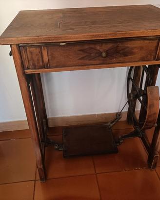 Macchina da cucire tedesca antica