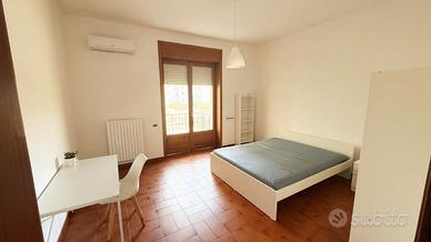 Ampia camera singola con balcone (solo donne)