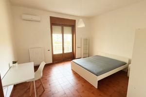 Ampia camera singola con balcone (solo donne)