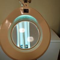 Lampada con lente di ingrandimento 