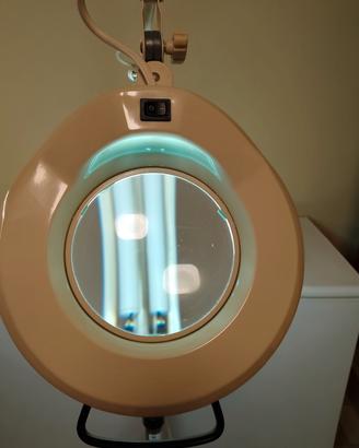 Lampada con lente di ingrandimento 