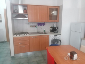 Ampio monolocale arredato