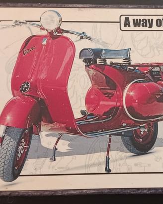 quadro legno con vespa rossa 