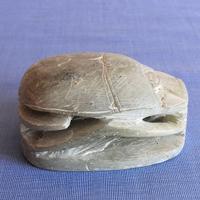 Scarabeo egizio in pietra verde con geroglifici