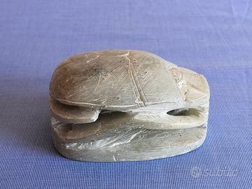 Scarabeo egizio in pietra verde con geroglifici