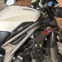 stupenda triumph speed triple 1050 rs