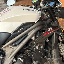 stupenda triumph speed triple 1050 rs