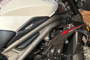 stupenda triumph speed triple 1050 rs