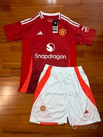 Kit manchester united home stagione 24/25