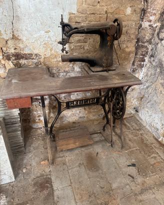Machina da cucire- bilancia- madia ( comò)
