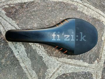 Sella MTB Fizik Tundra M5 con carro in manganese