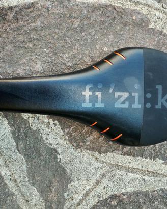 Sella MTB Fizik Tundra M5 con carro in manganese