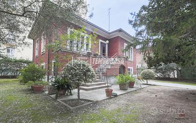 VILLA INDIPENDENTE CON GIARDINO IN ZONA PAESE