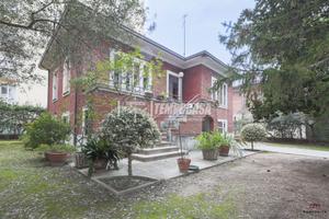 VILLA INDIPENDENTE CON GIARDINO IN ZONA PAESE