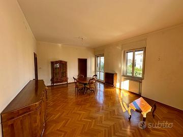 AMPIO E LUMINOSO APPARTAMENTO BICAMERE ESPOSTO ...