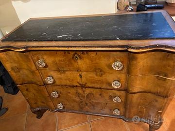 Cassettiera del novecento con piano in marmo