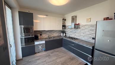 Cucina angolare moderna grigio/bianco (senza frigo