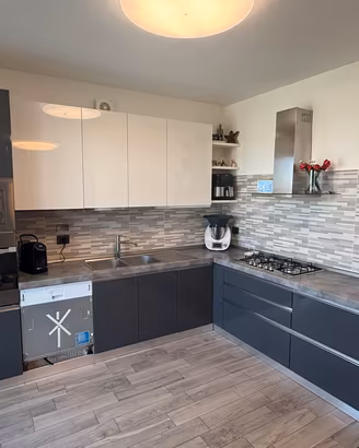 Cucina angolare moderna grigio/bianco (senza frigo