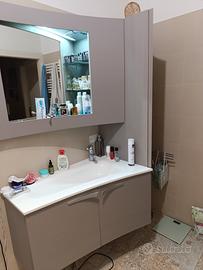 mobiletto bagno con piano in Corian 