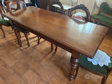 Tavolo da pranzo con sedie