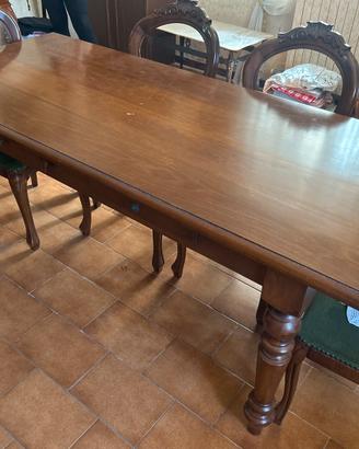 Tavolo da pranzo con sedie