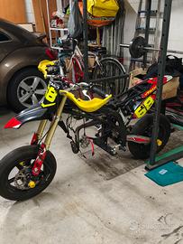 pit bike con motore smontato